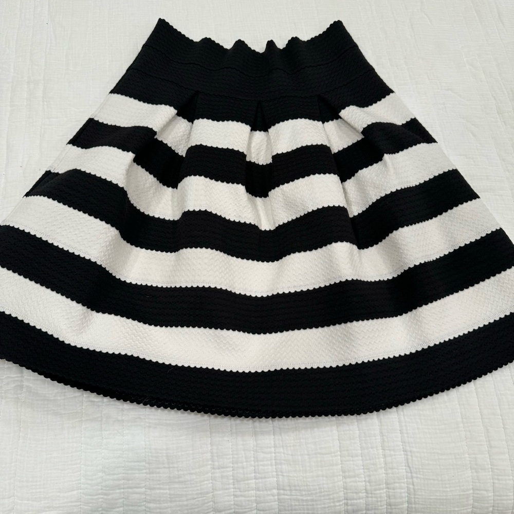 NWT Ann Taylor Black/White Striped Pleated Women’s Casual Skirt. Size 8